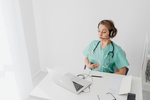 nurse using an online calculator