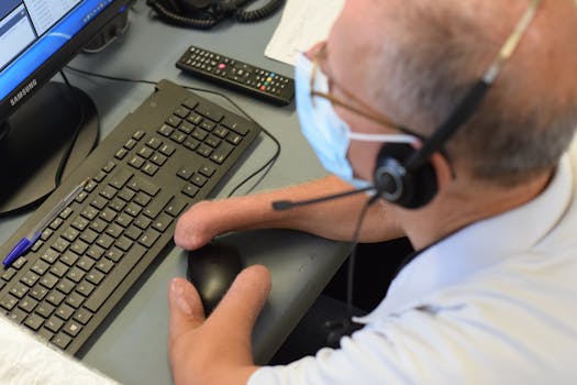 healthcare worker using a self-service portal