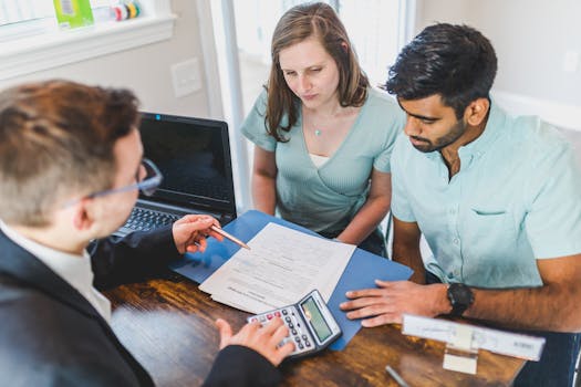 image of a financial advisor meeting with an intern